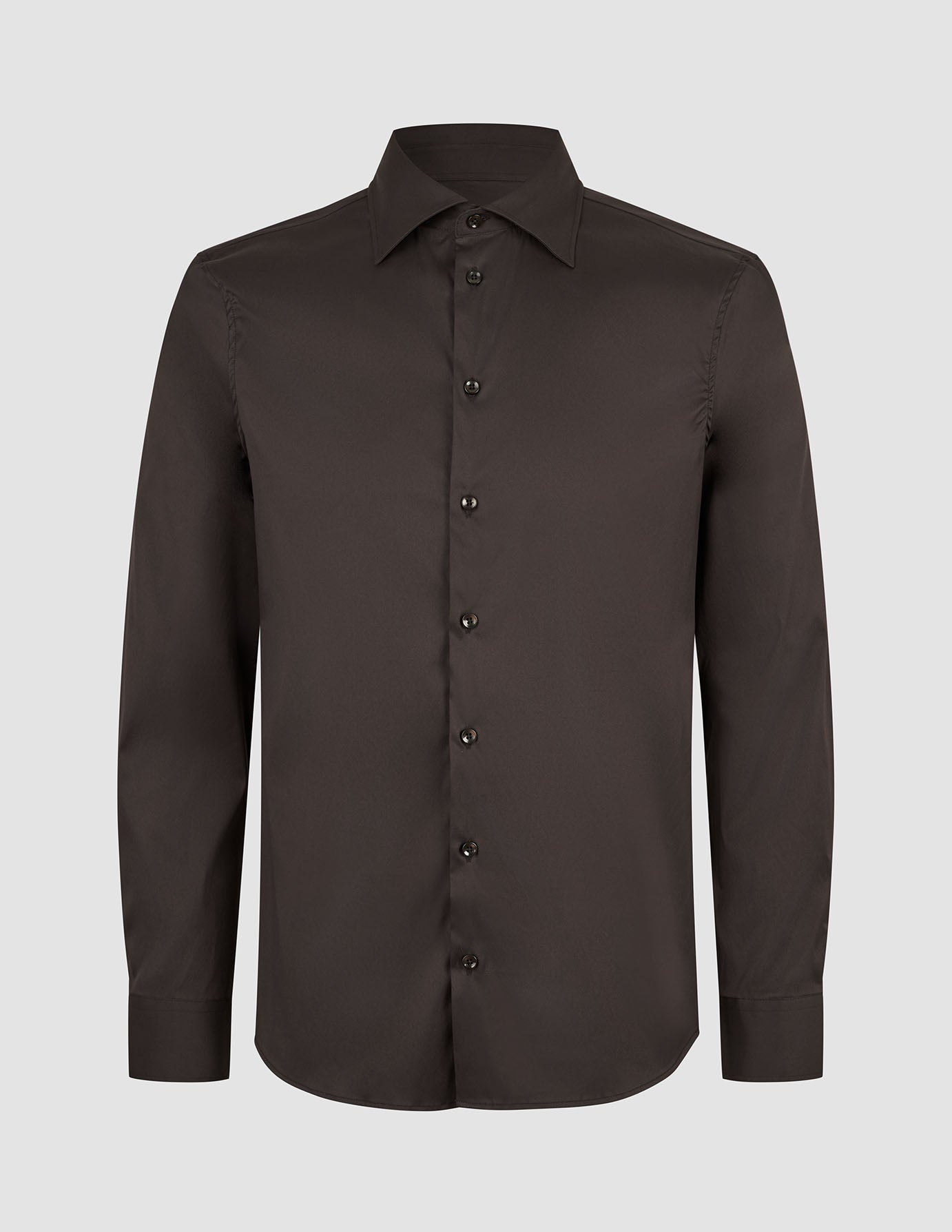Elevated Shirt Slim Dark Brown – ein schmal geschnittenes, dunkelbraunes Hemd aus Pima-Baumwolle im Button-Down-Stil mit spitzem Kragen und langen Ärmeln.